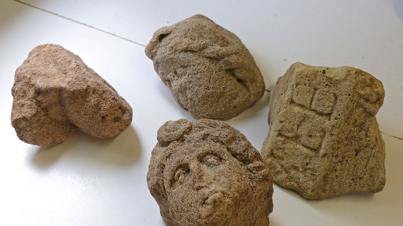 Vier Köpfe aus Stein