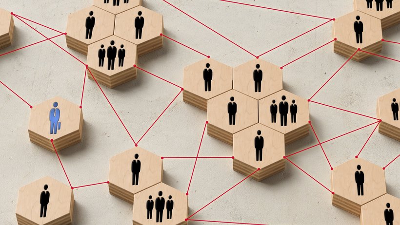 sechseckige gruppierte Holzklötze mit einem, zwei oder drei Menschen drauf, die durch eine rote gestrichelte Linie miteinander verbunden sind