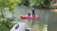 Vermessung der Gewässersohle durch das Team des Betriebshofs Winterbach in Remshalden mittels Nivelliergerät