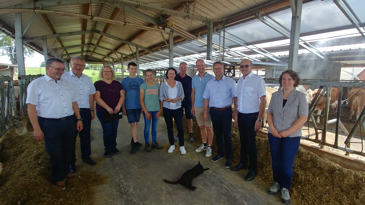 Regierungspräsidentin Susanne Bay machte sich beim Betrieb Stier ein Bild von Maßnahmen zur Verbesserung von Tier- und Umweltschutz bei der Rinderhaltung