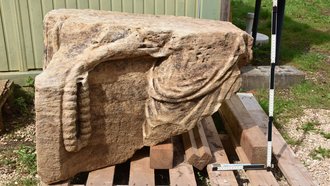 Großer Reliefblock Frau mit Blumenkette