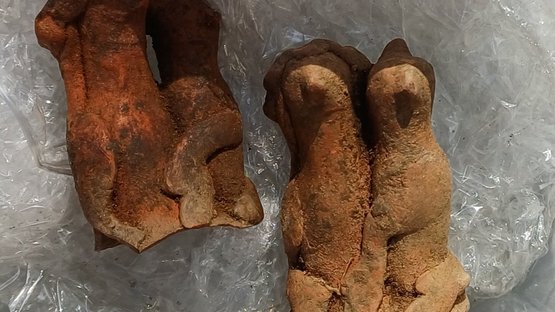 Bild zeigt zwei Tonfigürchen