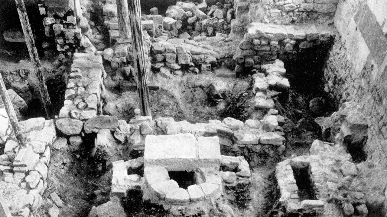 Fotomontage der Grabungsbefunde unter St. Veit