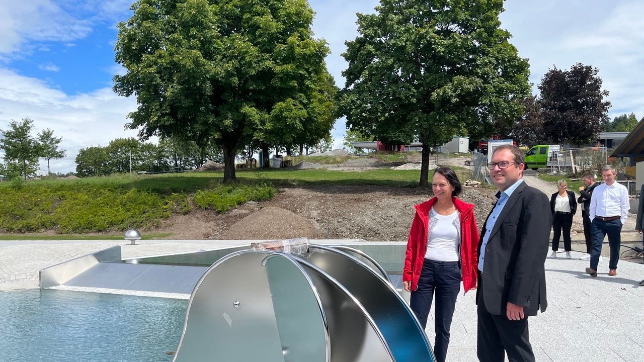 Im Mineralfreibad im Ortsteil Münster: Regierungspräsidentin Susanne Bay gemeinsam mit dem Gaildorfer Bürgermeister Frank Zimmermann