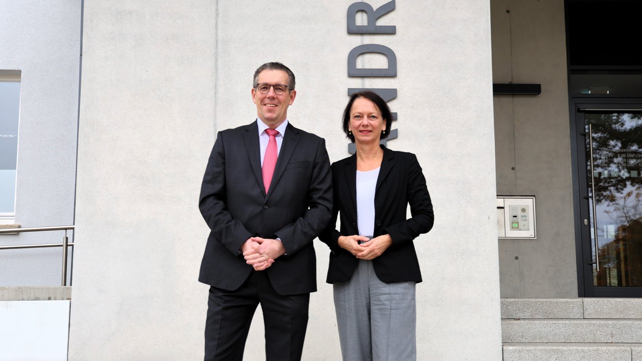 Regierungspräsidentin Bay und Landrat Peter Polta tauschten sich zu wichtigen Themen aus.