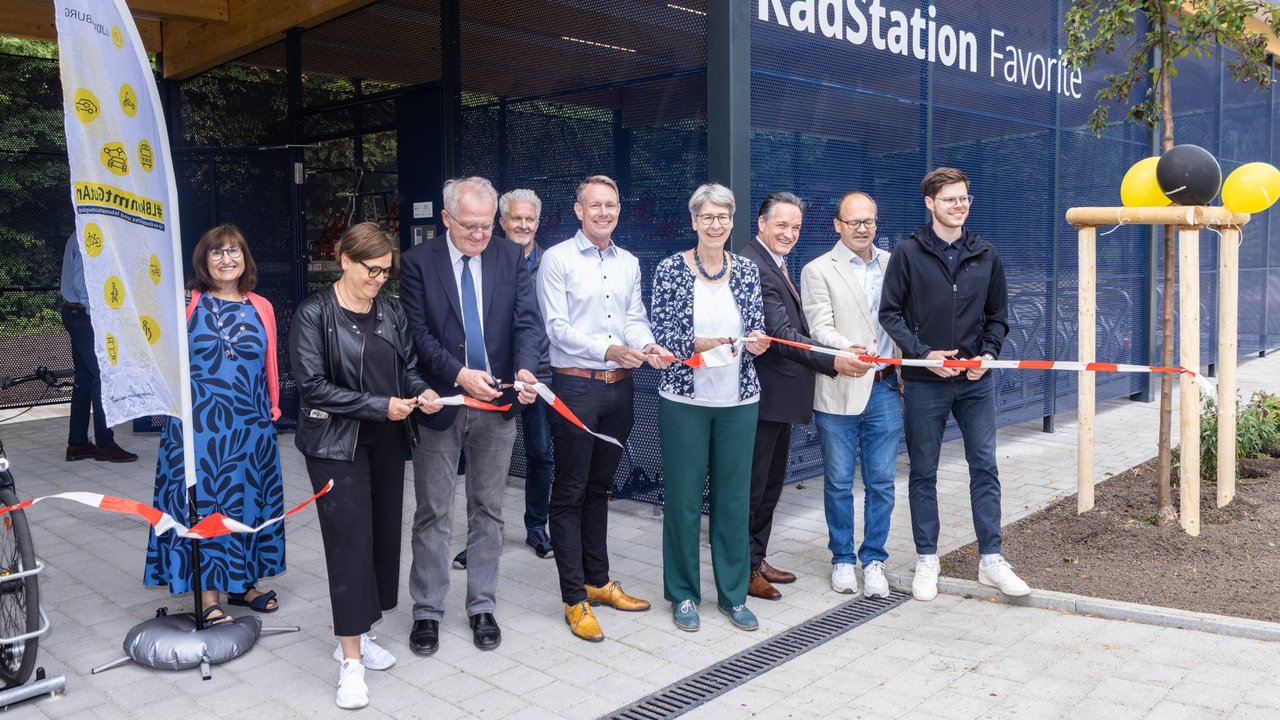 Bei der Eröffnung der Radstation: In der Mitte Staatssekretärin Elke Zimmer (vierte von rechts), daneben Bürgermeister Sebastian Mannl.