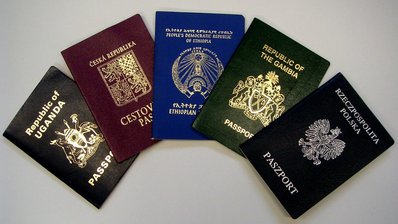 Aufgefächerte Reisepässe verschiedener Nationen