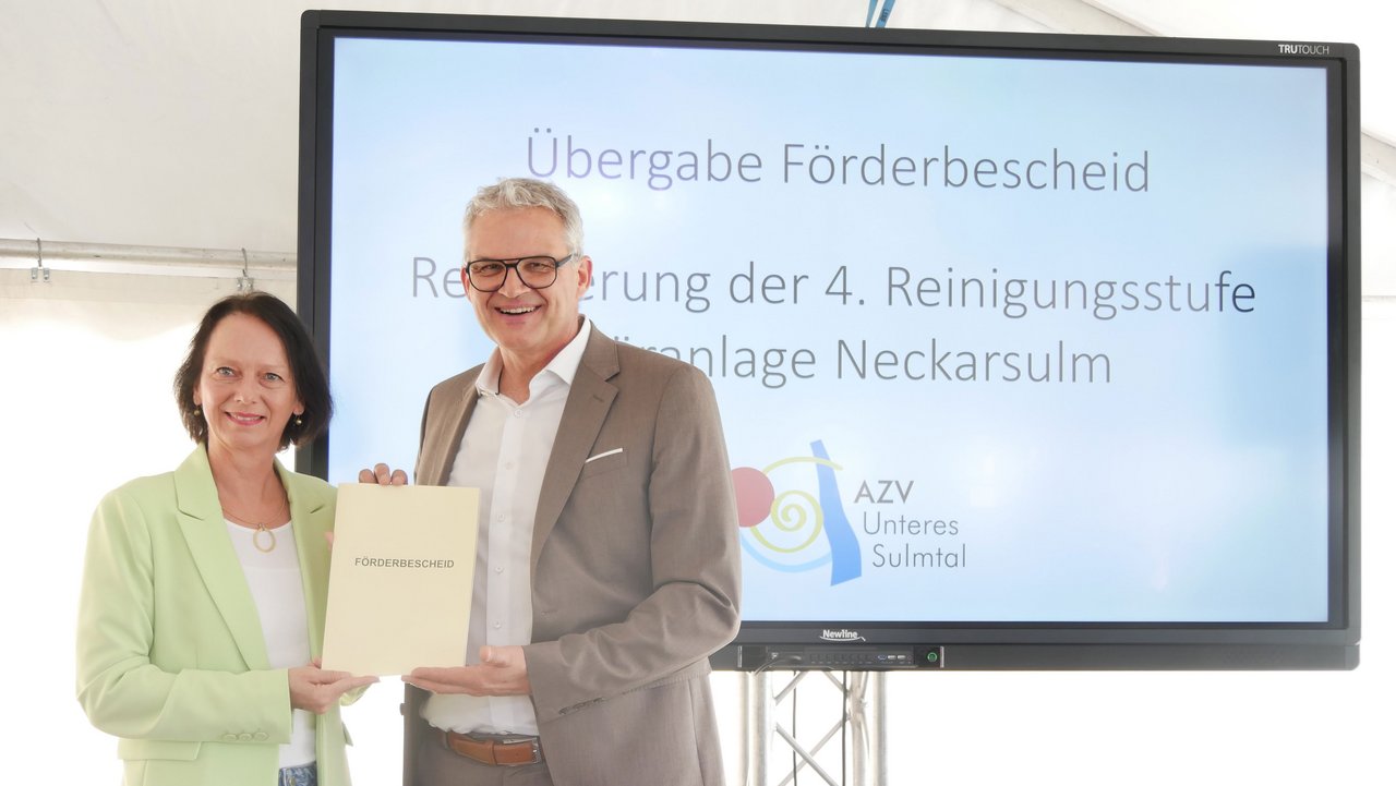 Bild zeigt die Übergabe des Förderbescheides