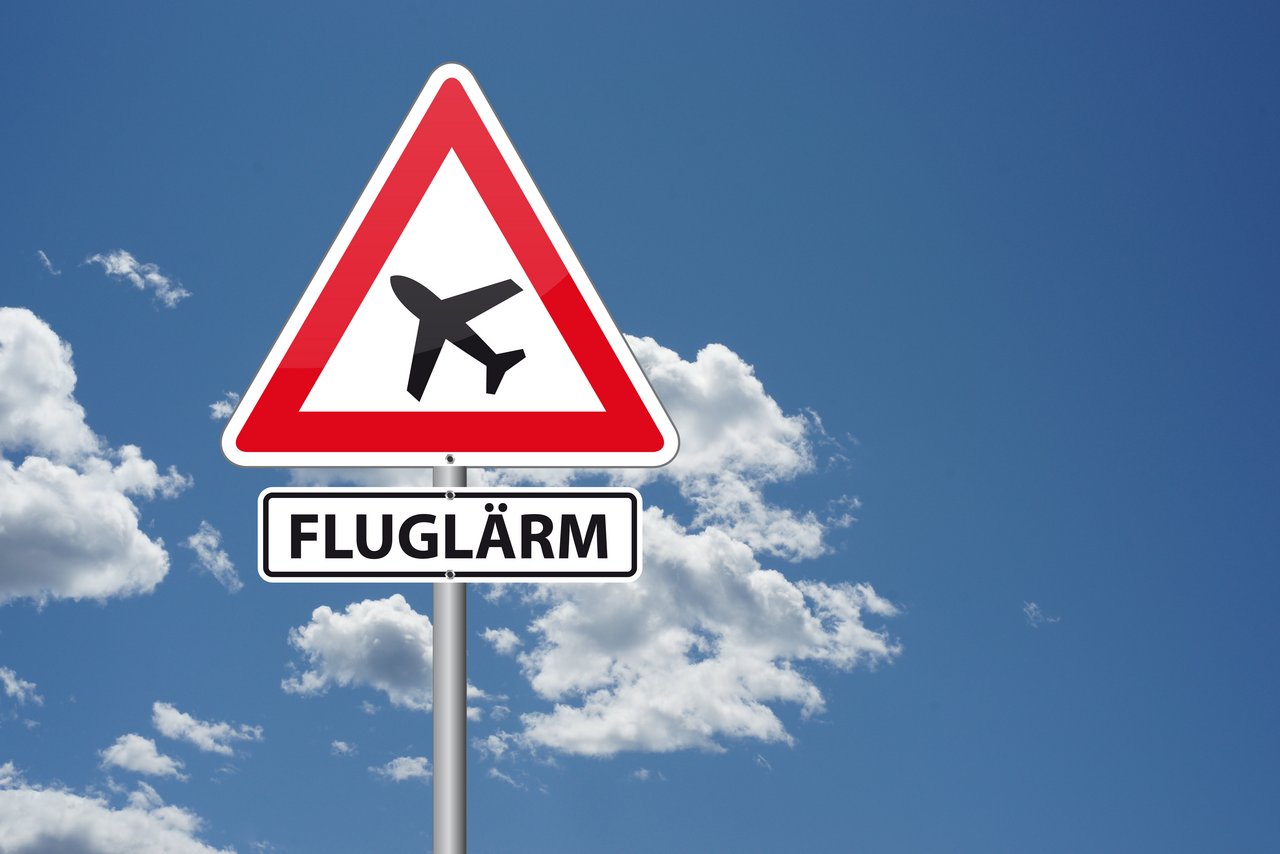 Verkehrsschild mit Flugzeug und dem Schriftzug Fluglärm