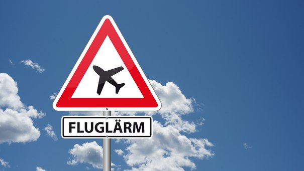 Verkehrsschild mit Flugzeug und dem Schriftzug Fluglärm