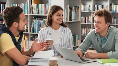 Kleine Lerngruppe sitzt in Bibliothek