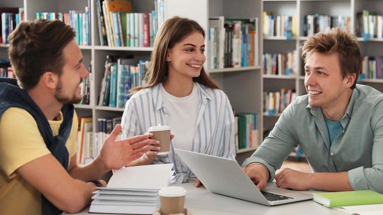 Kleine Lerngruppe sitzt in Bibliothek