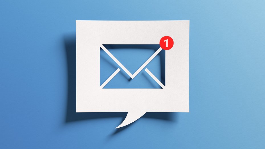 Newsletter Symbolbild zeigt Briefumschlag als Scherenschnitt vor blauem Hintergrund