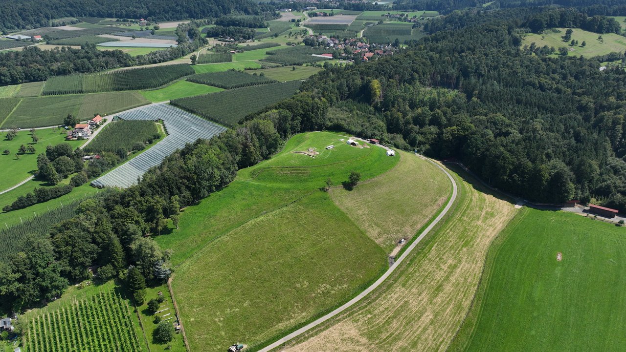 Übersicht über die Lenensburg mit Blick nach Nordosten Richtung Argen- und Schussental. Übersicht über die Lenensburg mit Blick nach Nordosten Richtung Argen- und Schussental.