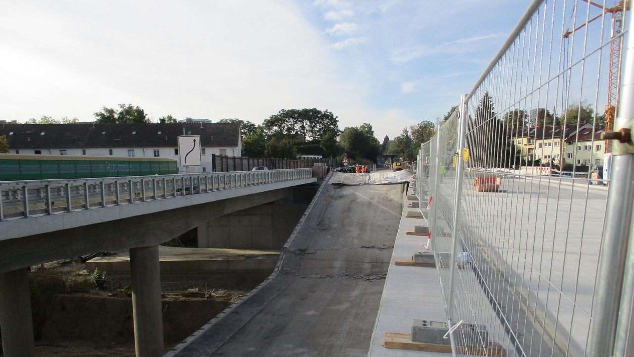 Gesprengte Brücke von oben