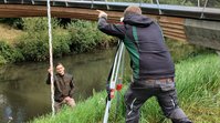Vermessung der Gewässerquerschnitte durch das Team des Betriebshofs Winterbach in Weinstadt mittels Nivelliergerät