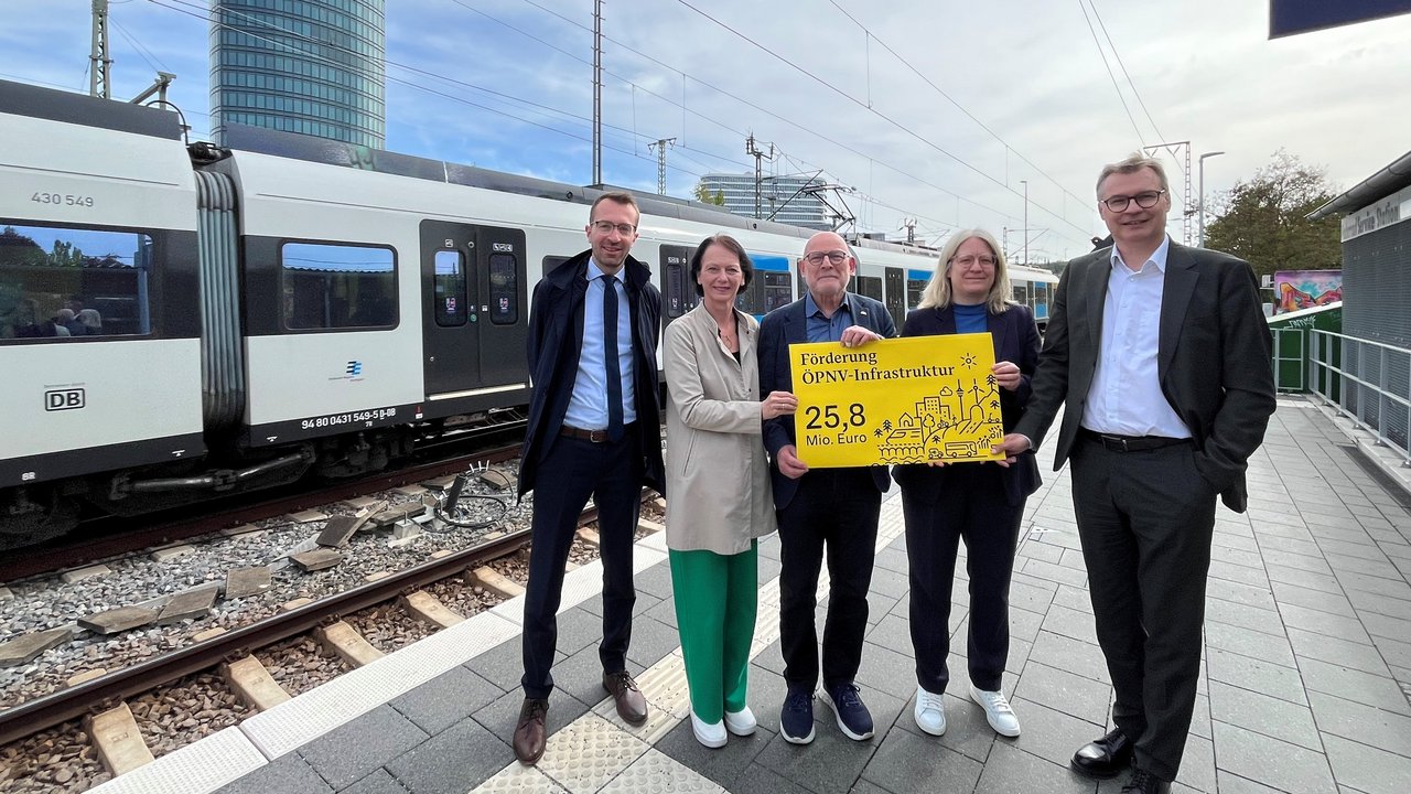 v. l. n. r.: Marcel Wolf, Bezirksvorsteher Stuttgart-Vaihingen, Regierungspräsidentin Susanne Bay, Verkehrsminister Winfried Hermann, Dr. Clarissa Freundorfer, Konzernbevollmächtigte der Deutschen Bahn für Baden-Württemberg, Dr. Alexander Lahl, Regionaldirektor des VRS