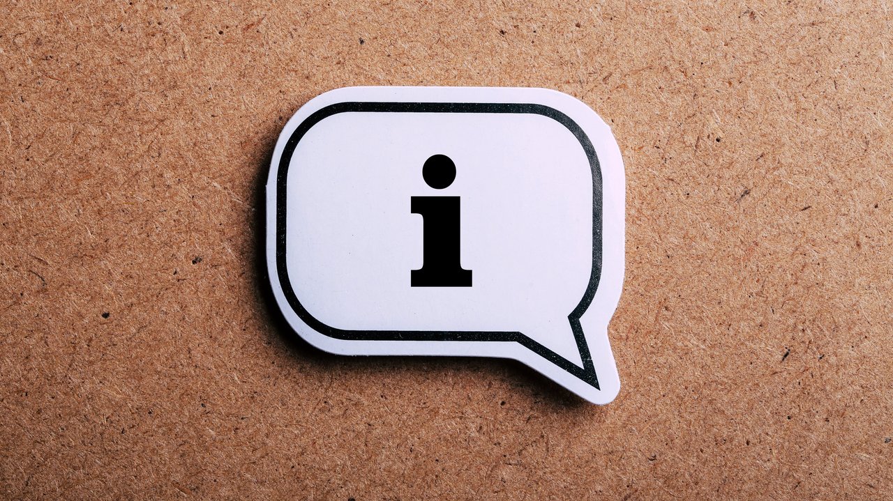 Info-I auf Korkhintergrund