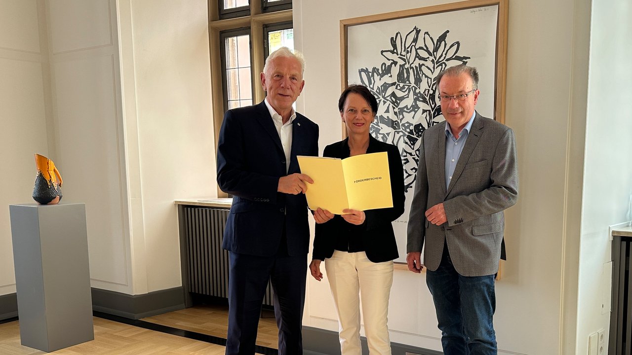 -	Oberbürgermeister Harry Mergel, Regierungspräsidentin Susanne Bay und Thomas Ziegele, derzeit kommissarischer Leiter des Amts für Straßenwesen und Leiter der Abteilung „Brücken und Gewässer“ der Stadt Heilbronn (von links nach rechts) bei der Übergabe des Förderbescheids, Bildquelle: Stadt Heilbronn