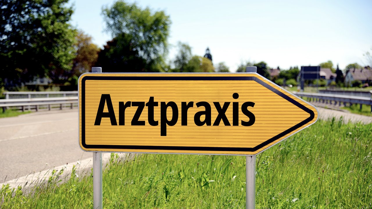 Hinweisschild an der Landstraße auf eine Arztpraxis