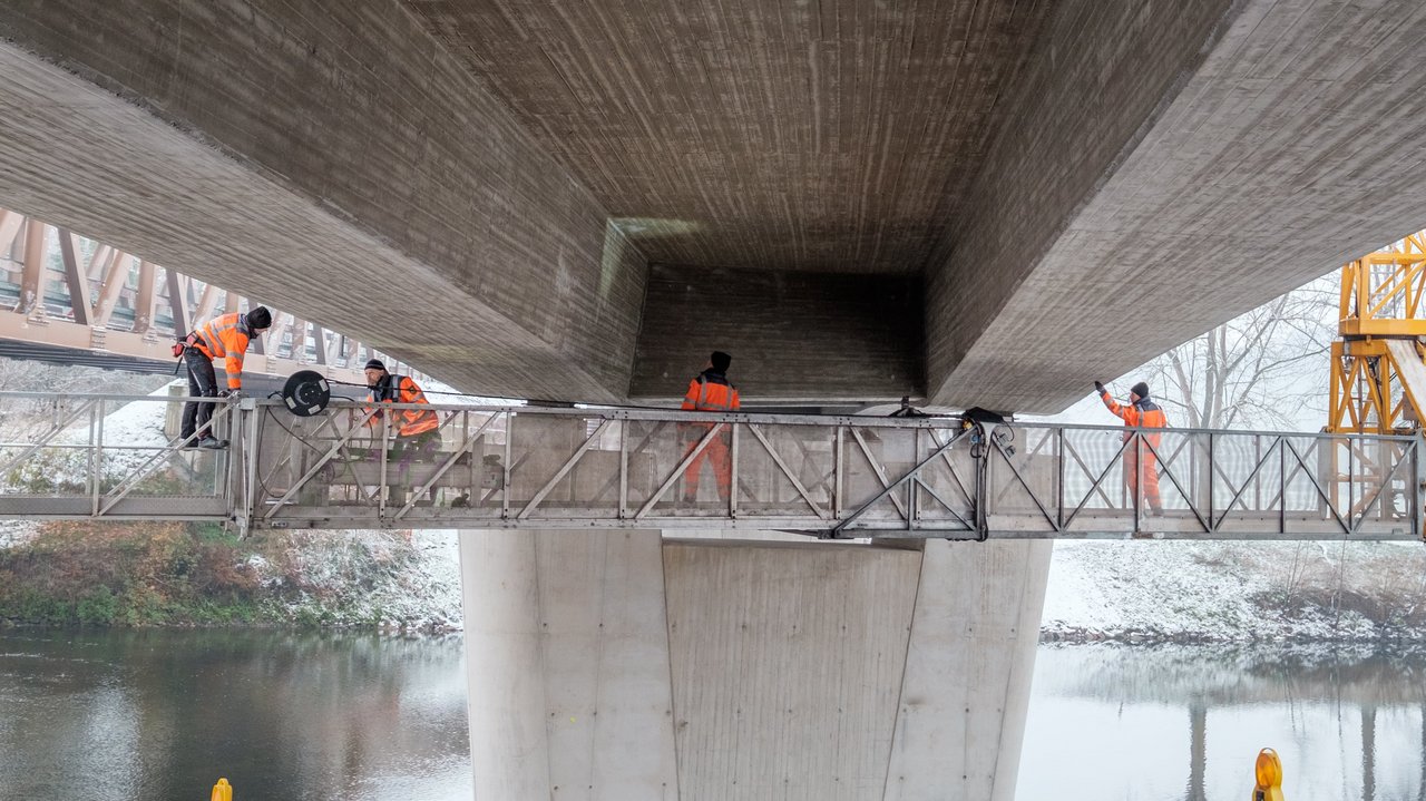 Mitarbeiter des RPS führen eine Brückenprüfung durch