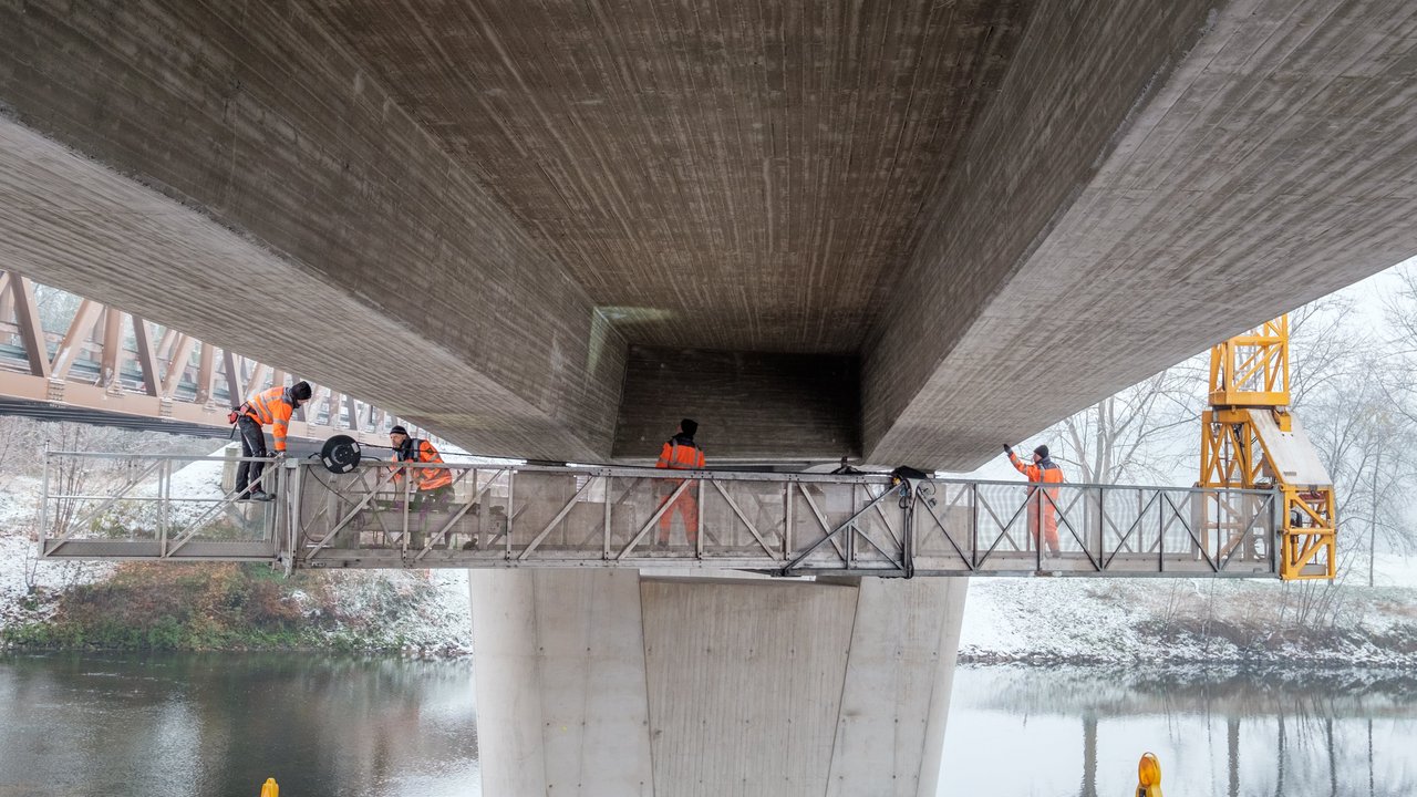 Mitarbeiter des RPS führen eine Brückenprüfung durch