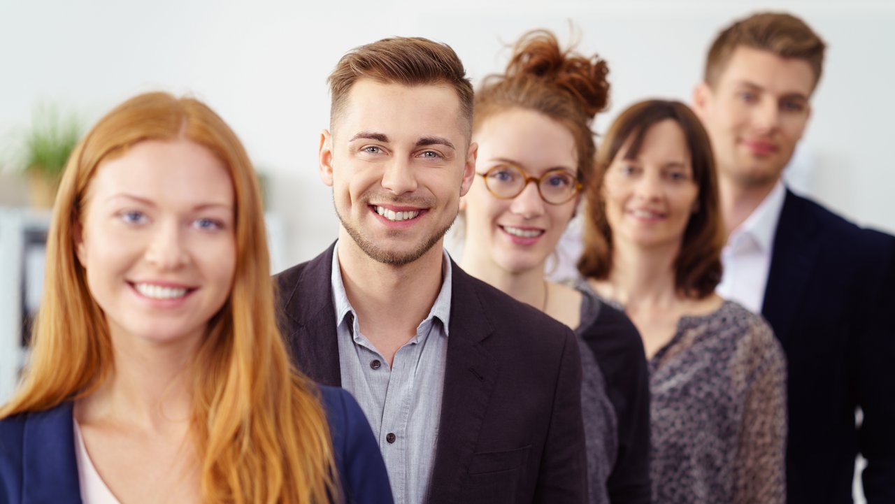 Drei weibliche und zwei männliche junge Menschen