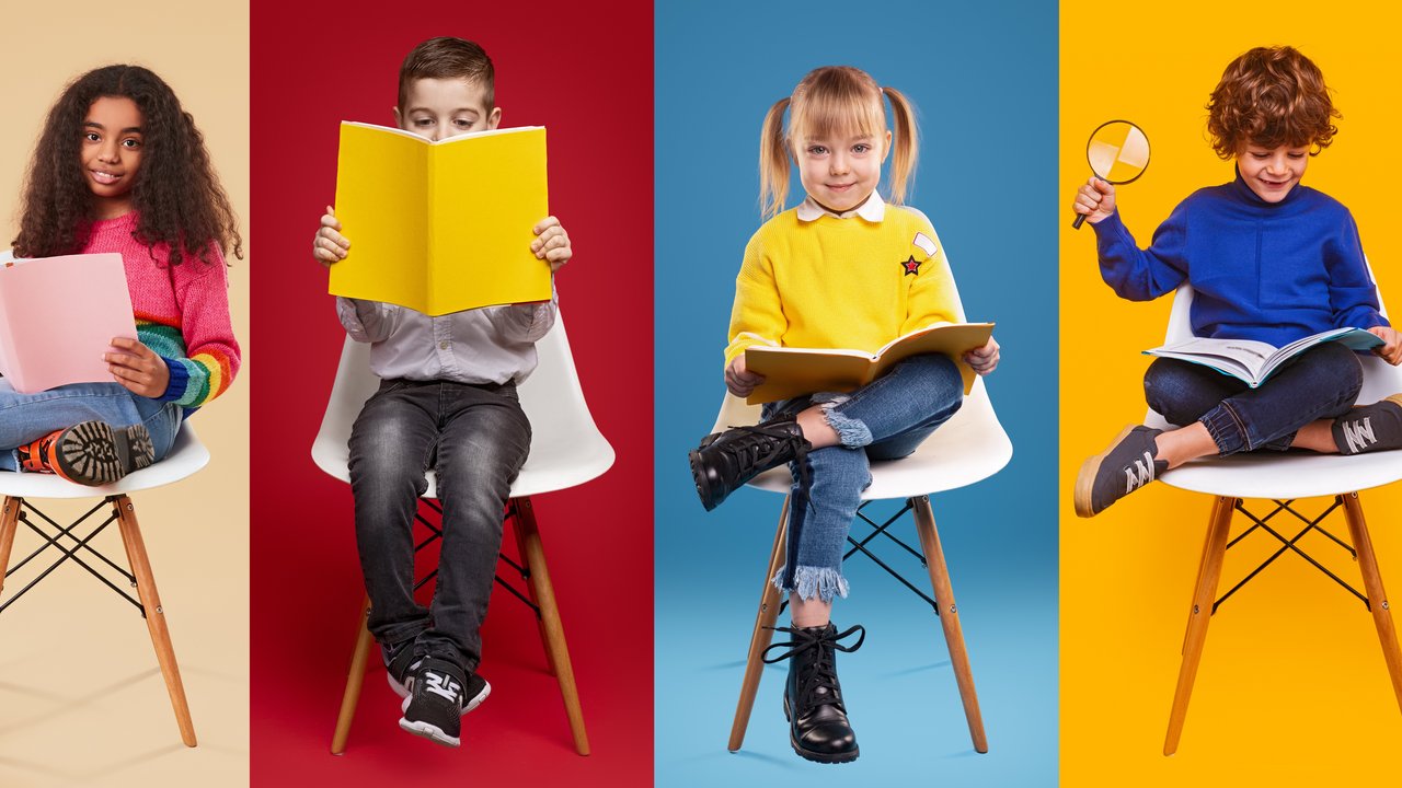 Bild zeigt lesende Kinder in einer Reihe