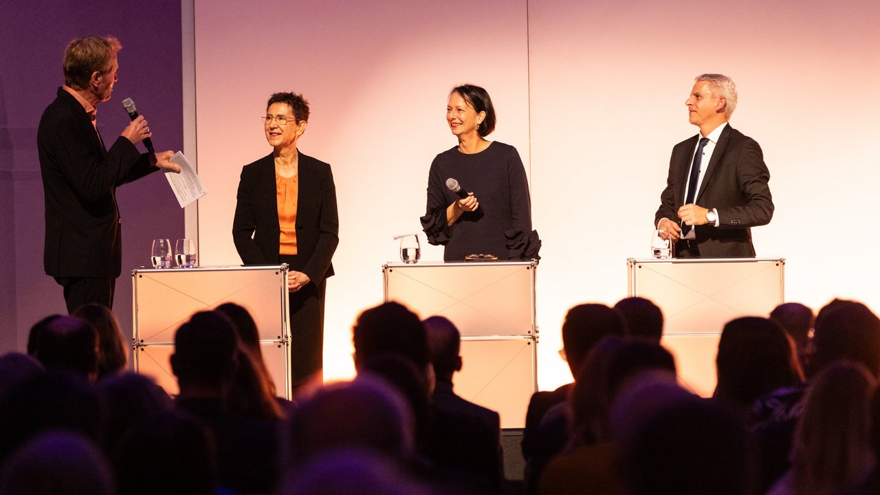 (von links) Moderator Markus Brock, Christina Nicolaus (Direktor des Design Centers Baden-Württemberg im Regierungspräsidium Stuttgart), Susanne Bay (Regierungspräsidentin) und Dr. Patrick Rapp MdL (Staatssekretär)