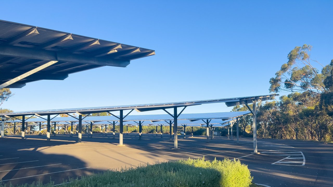 Bild zeigt einen Parkplatz, der überdacht ist mit Solar-Panels