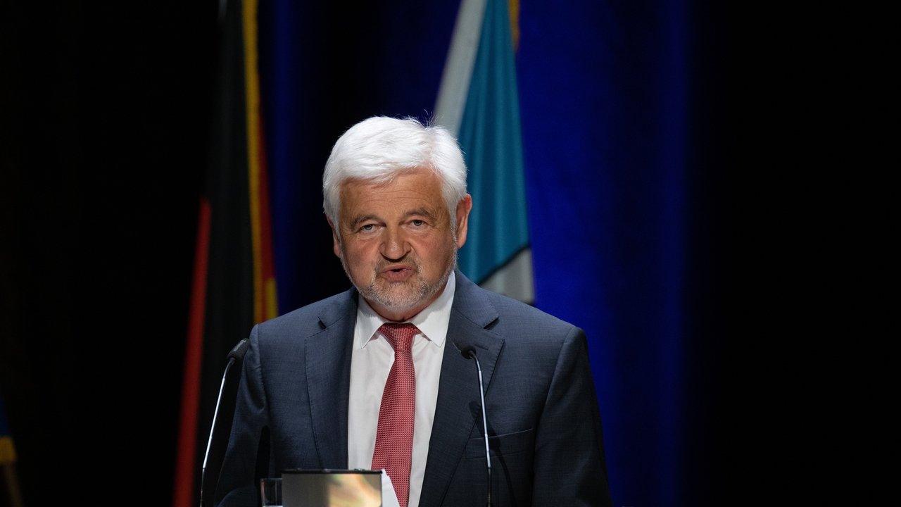 Regierungspräsident Wolfgang Reimer spricht auf der feierlichen Amtseinsetzung des neuen Oberbürgermeisters von Backnang