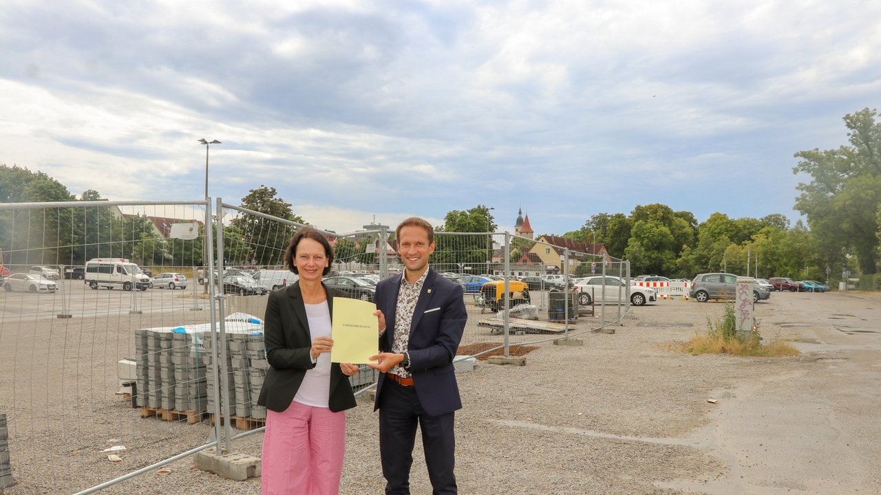 Frau RP'in Susanne Bay übergibt den Förderbescheid an Oberbürgermeister Dr. Christoph 