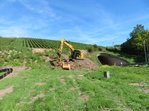 Tunnelröhre umgeben von Wiesen