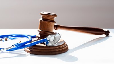 Bild zeigt ein Stethoskop mit einem Holzhammer