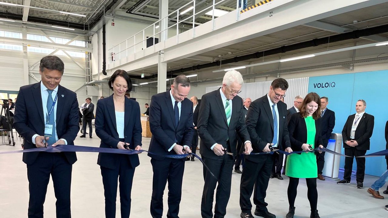 Offizielle Eröffnung des Hangars mit Volocopter CEO Dirk Hoke, Regierungspräsidentin Susanne Bay, Bundesverkehrsminister Dr. Volker Wissing, Ministerpräsident Winfried Kretschmann, Chairman of the Advisory Board bei Volocopter Stefan Klocke und Koordinatorin der Bundesregierung für die deutsche Luft- und Raumfahrt Dr. Anna Christmann (von links nach rechts)