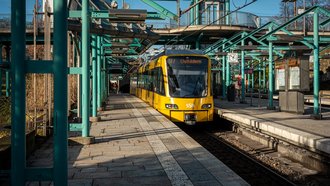 Bild zeigt eine Stadtbahn an der Haltestelle Pragsattel