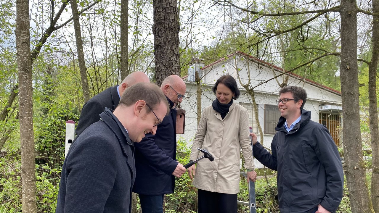 Das Aufhängen eines Nistkästchens als Schlusspunkt der ökologischen Begleitmaßnahmen
