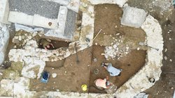 Blick von oben auf die Mauerreste der drei erfassten Bauphasen. Oben links der statisch abgesicherte historische Kirchturm.