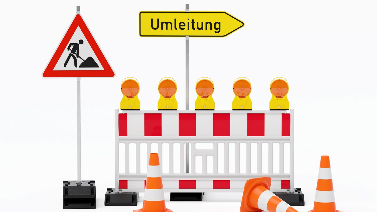 Einzelne Absturzsicherung mit 5 Bakenleuchten gelb-orange, Fußplatten, Schild Baustelle, Schild Umleitung rechtsweisend auf Pfosten steht daneben und Verkehrshütchen Pylone - freigestellt 