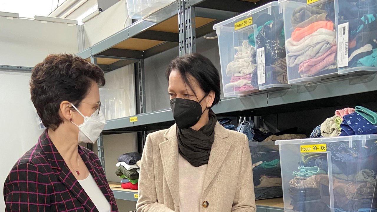 Migrationsministerin Marion Gentges MdL und Regierungspräsidentin Susanne Bay schauten sich die Kleiderkammer an