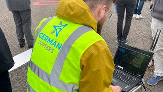 Der Drohnenanflug wird beim Vor-Ort-Termin, der den Startschuss für den Regelbetrieb darstellt, überwacht