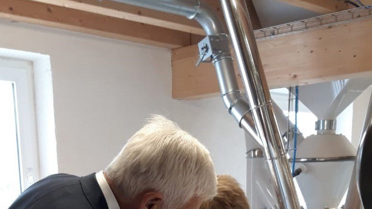 Müllermeister Sebastian Benz gibt Regierungspräsidenten Wolfgang Reimer Einblicke in die Mühletechnik