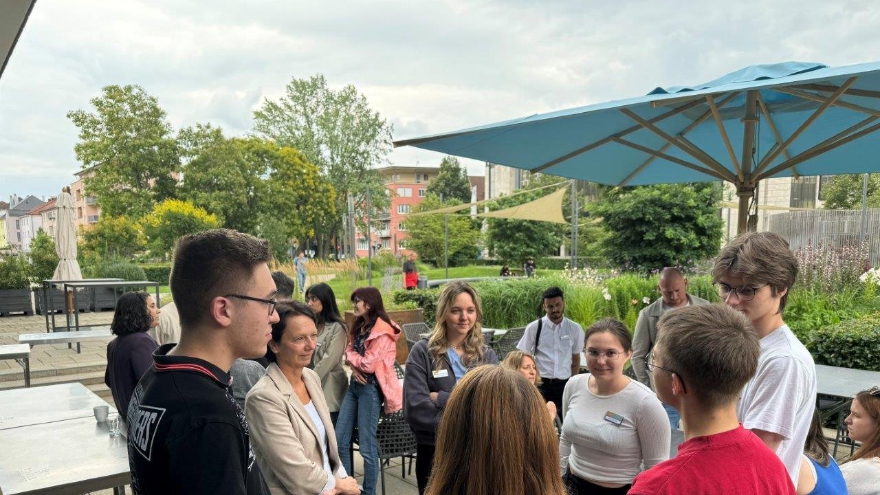 Regierungspräsidentin Susanne Bay im Gespräch bei der Veranstaltung "BDF/FSJ meets Politik"
