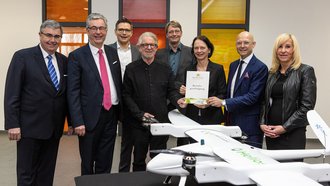 Regierungspräsidentin Susanne Bay (Bildmitte) überreichte Enrico Jensch (2.v.rechts), Holger Schulze (4.v.rechts) und Prof. Dr. Jörg Martin (5.v.rechts) die Betriebsgenehmigung