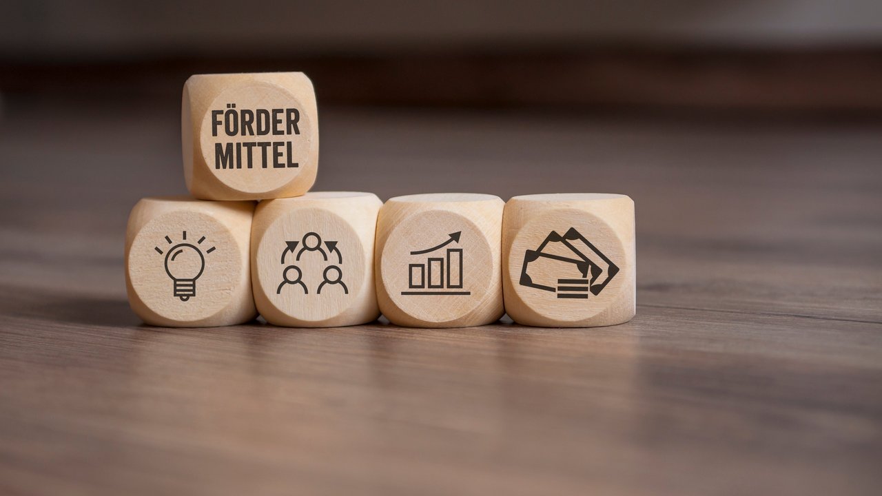 Bild zeigt fünf Holzwürfel mit Fördermittel