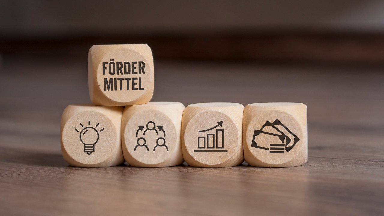 Bild zeigt fünf Holzwürfel mit Fördermittel