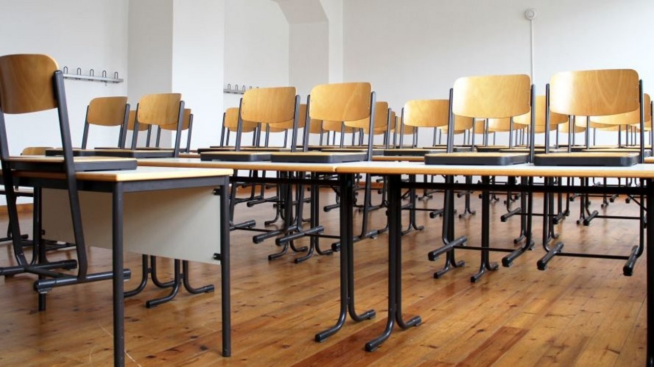 Bild zeigt leeres Klassenzimmer