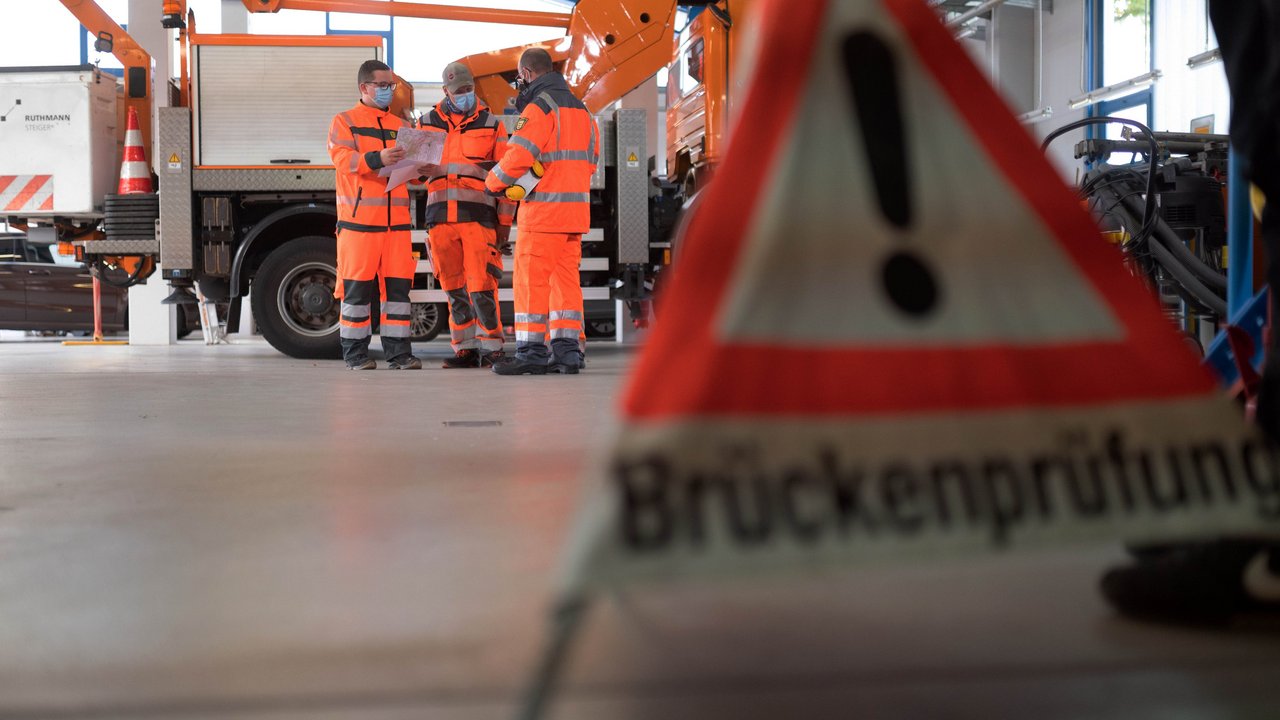 Eine Brücke wird geprüft