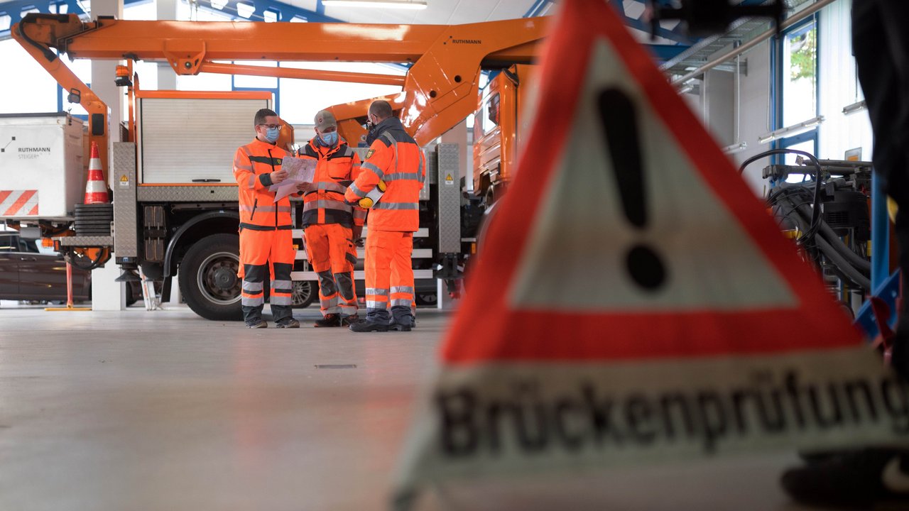 Eine Brücke wird geprüft