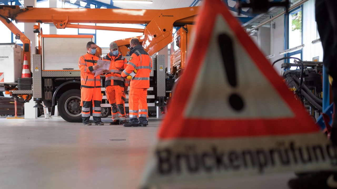 Eine Brücke wird geprüft